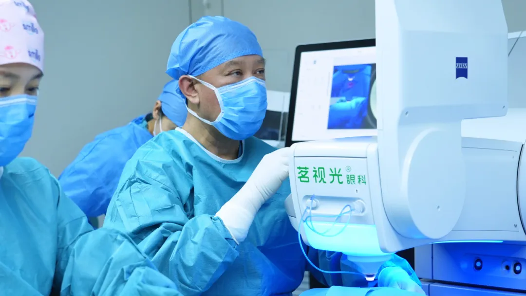 追光三十年 周跃华教授方寸间雕刻清晰世界