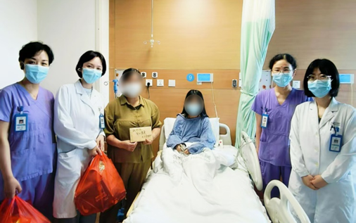 妹妹白血病、哥哥透析,单亲母亲心力交瘁时,这群医护悄悄递来「生命接力棒」
