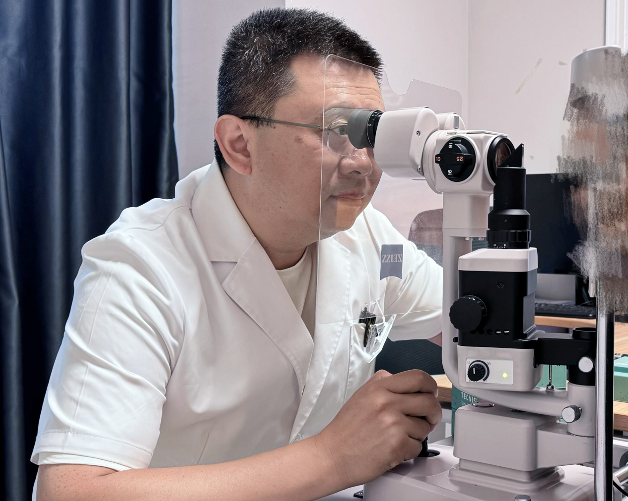 18 岁男孩高考前突发视网膜脱离!眼科医生巧施外路手术抢回 1.0 视力