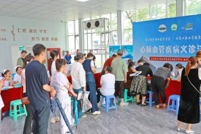 公益巡诊丨同心携手协和医疗专家  共筑心脑血管健康防线——本溪市中心医院开展心脑血管疾病义诊活动