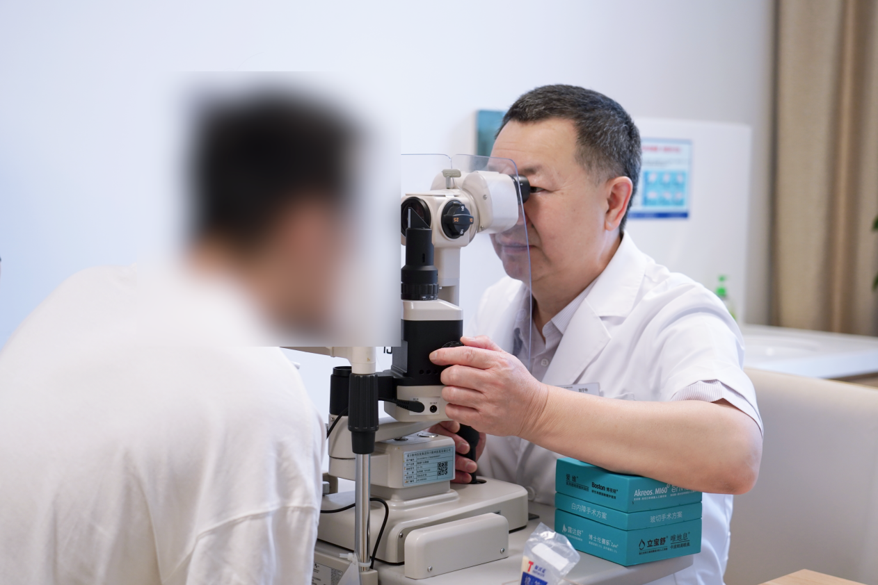 高度近视体育生近视手术前意外查出视网膜脱离,外路手术为他守住运动生涯