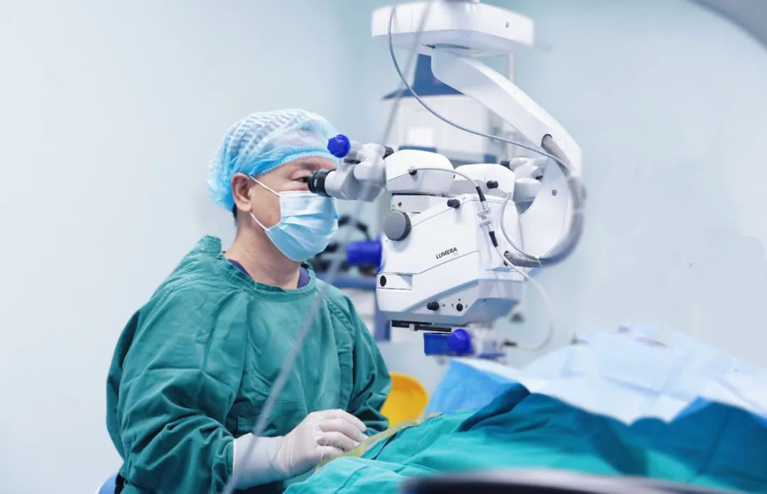 高度近视体育生近视手术前意外查出视网膜脱离,外路手术为他守住运动生涯