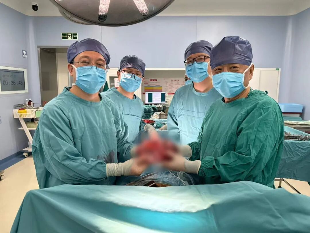 20 cm、8 斤！足球大的肿瘤被这群人成功取出