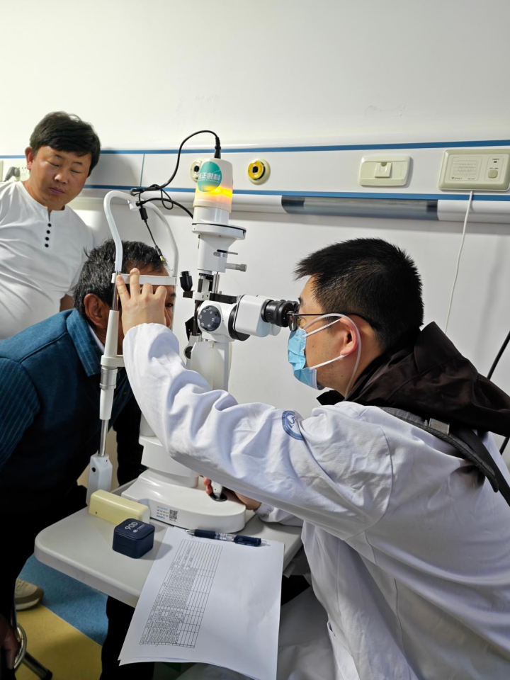 上海大学附属上海和平眼科医院陈志义主任赴日喀则开展临床帮扶