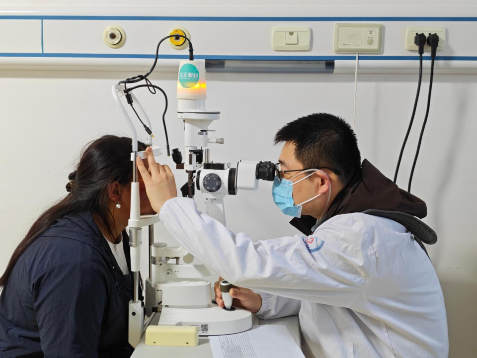 上海大学附属上海和平眼科医院陈志义主任赴日喀则开展临床帮扶