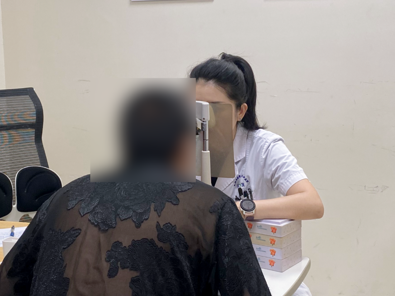 警惕!用力排便诱发眼内出血,成都东区爱尔眼科秦小林主任一次性攻克双重眼病