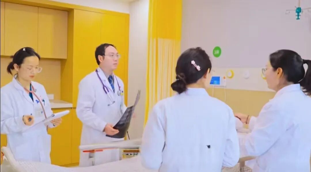 3 岁女童坠楼致脑外伤偏瘫！绝境求医