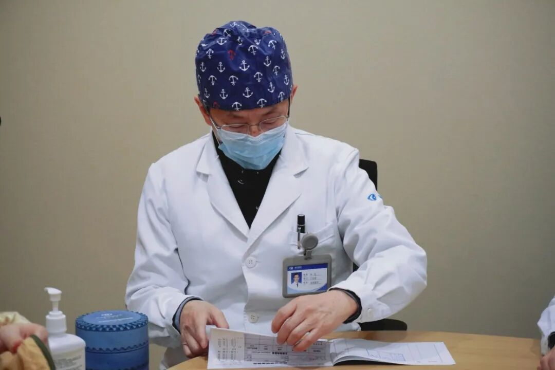 高血压、视网膜静脉阻塞术后合并白内障:叶剑教授团队完成复杂病例个性化手术
