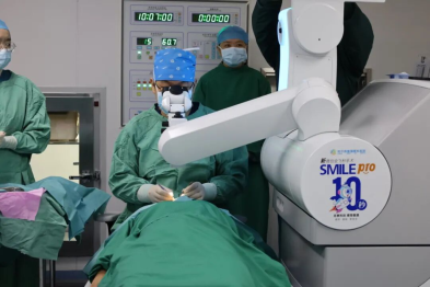 10 秒摘镜 · 智启睛彩丨从冰城到盛京，哈尔滨普瑞眼科包赫院长受邀出席沈阳普瑞蔡司新一代机器人全飞秒 SMILE pro 发布会