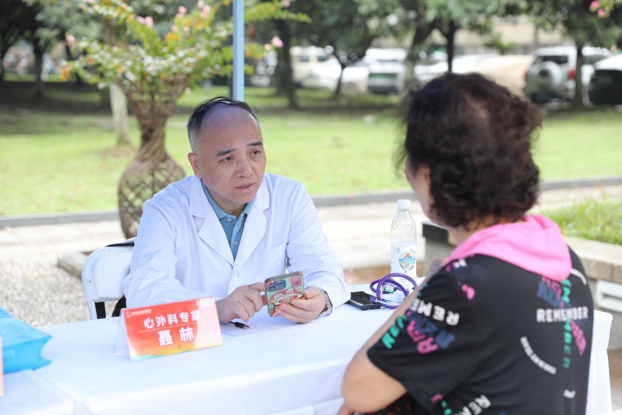医患同跑十三载    江滩共赴「心」健康 第十三届「跑出心健康」开跑，近千医患市民共迎世界心脏日
