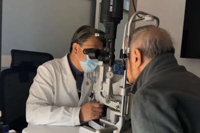 韩清院长门诊纪实 | 90 岁高龄白内障患者术后复查：视力在恢复，方案更要「稳」
