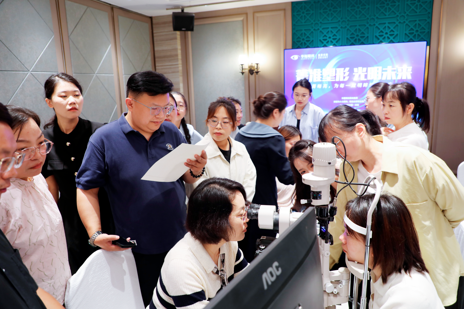 青岛华厦眼科验光师荣获「菁晰亮」验配医师认证,为青少年近视防控注入专业力量