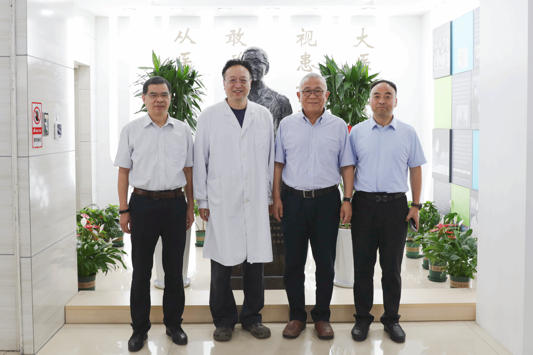 北京大学口腔医院李铁军教授来访西安交通大学口腔医院并捐赠显微摄影艺术作品