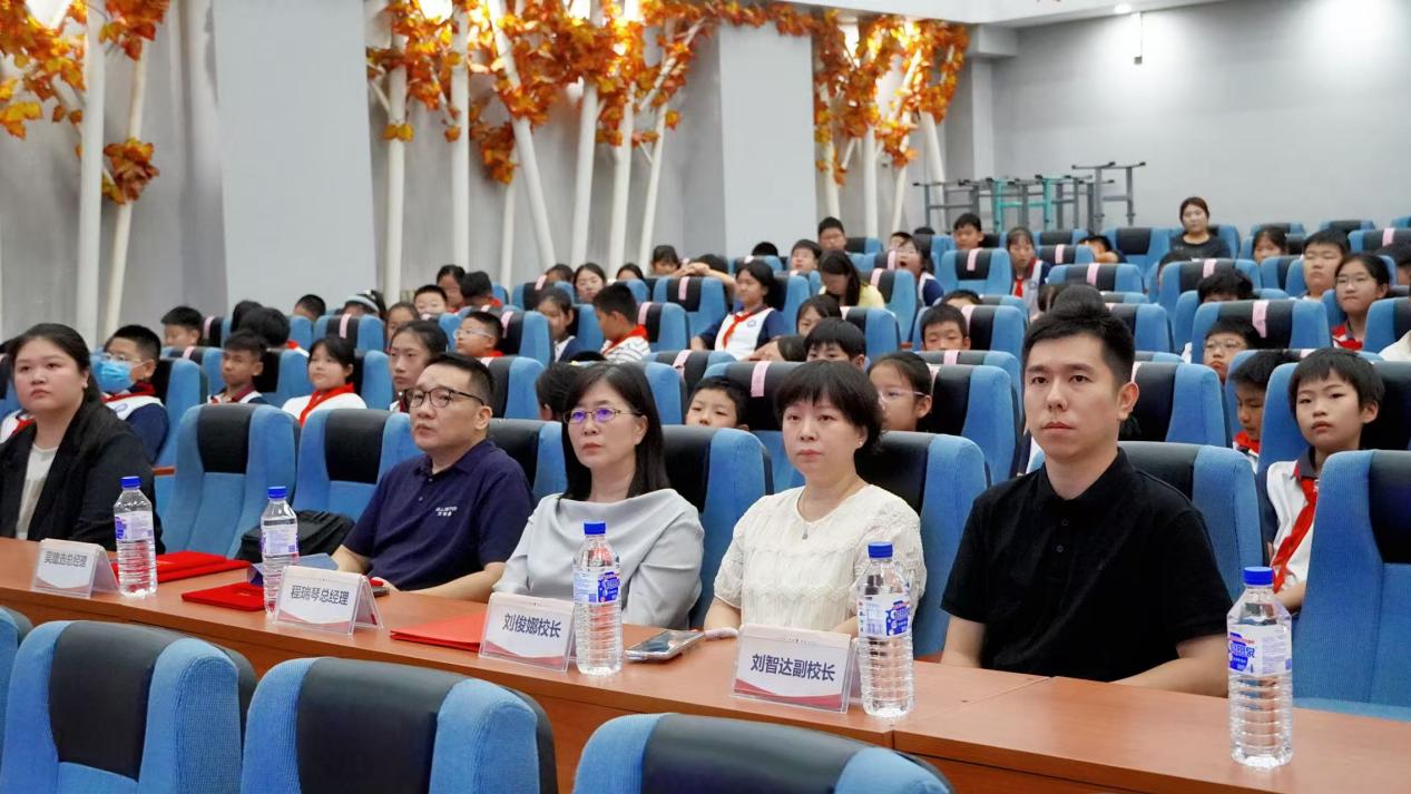 近防 365·瞳爱中国行——光明微心愿 |  天津华厦眼科医院走进天津师范学校附属小学开展校园捐赠活动