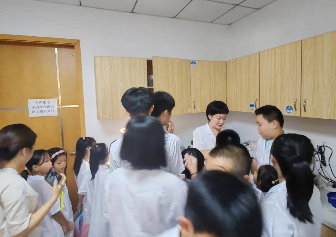 近防 365・瞳爱伴我行｜金澜萌娃研学，变身小小眼科医生