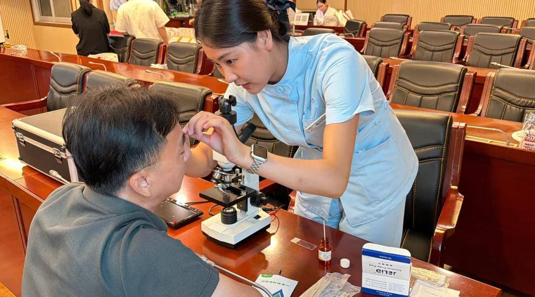 公益义诊进机关 护眼护航暖人心 佛山华厦眼科开展眼健康关爱活动