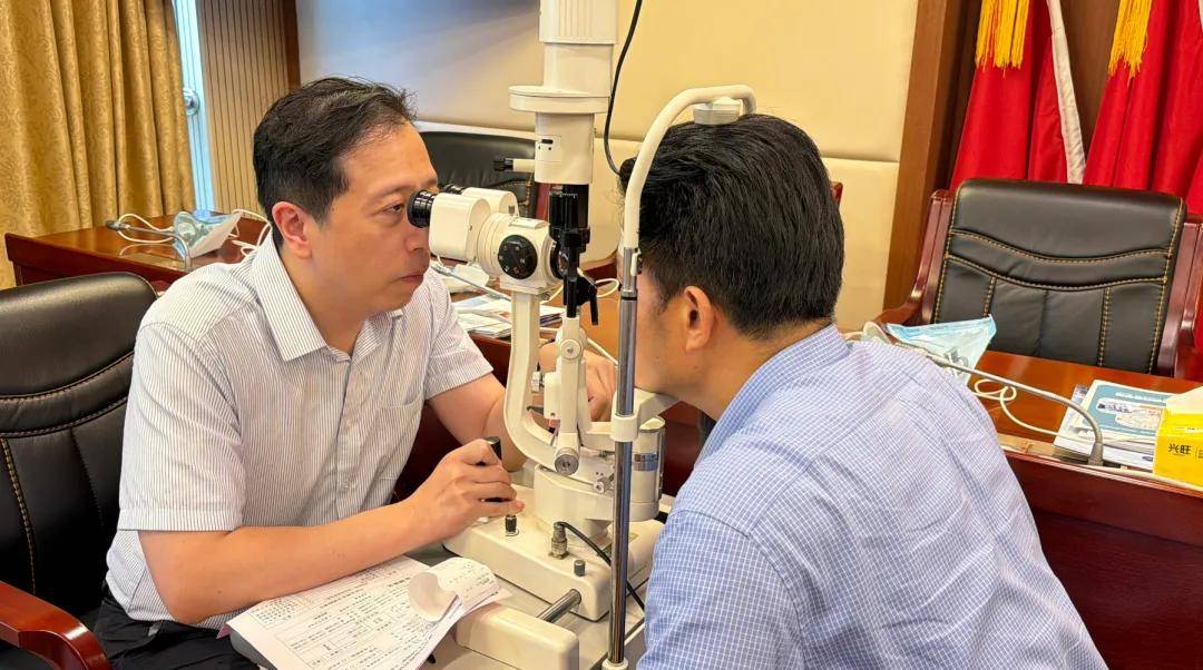 公益义诊进机关 护眼护航暖人心 佛山华厦眼科开展眼健康关爱活动