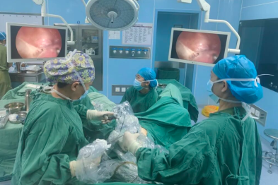 绝经后出血腹如孕 5 月！韶妇幼首例单孔腹腔镜子宫内膜癌高难度全面分期手术成功→