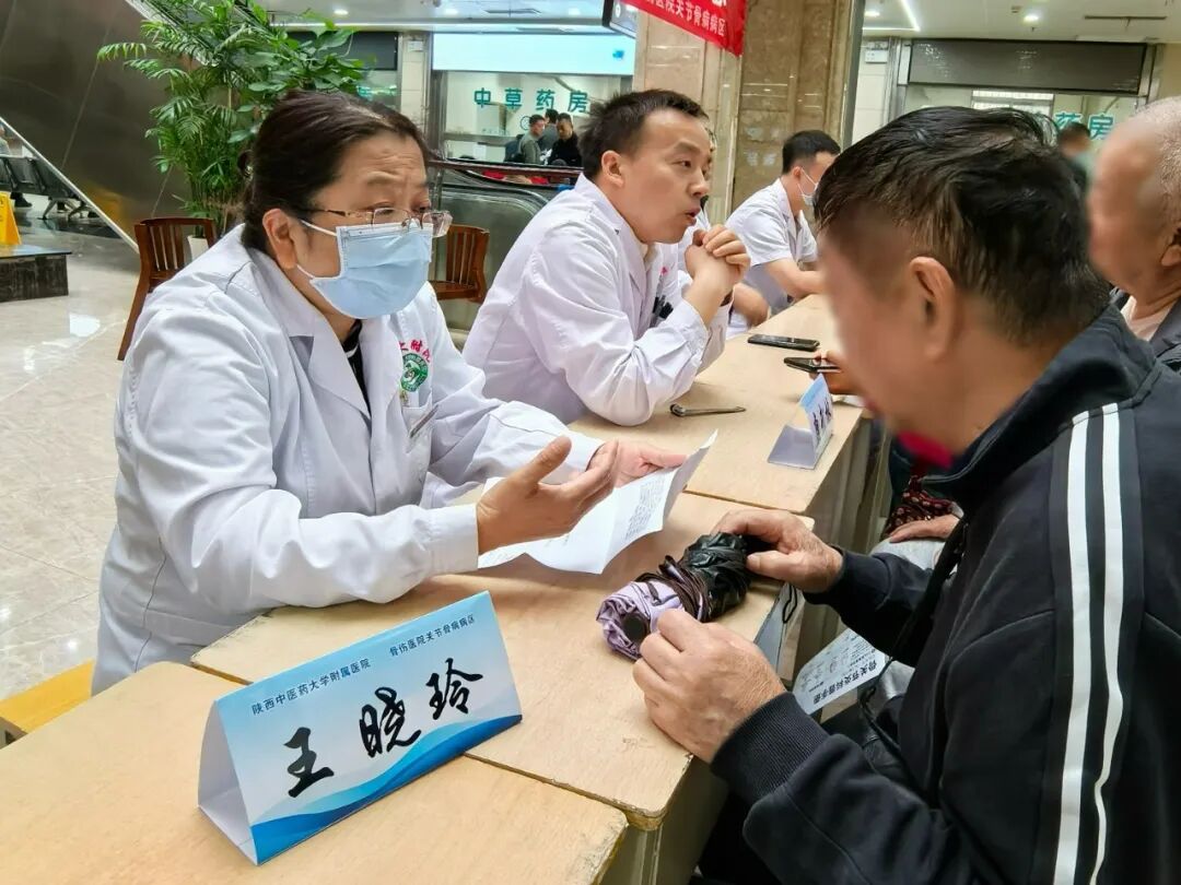 陕中附院开展世界关节炎日主题义诊活动