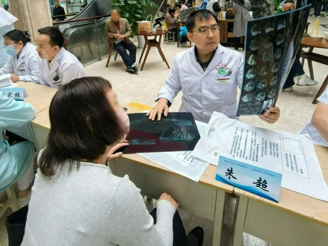 陕中附院开展世界关节炎日主题义诊活动