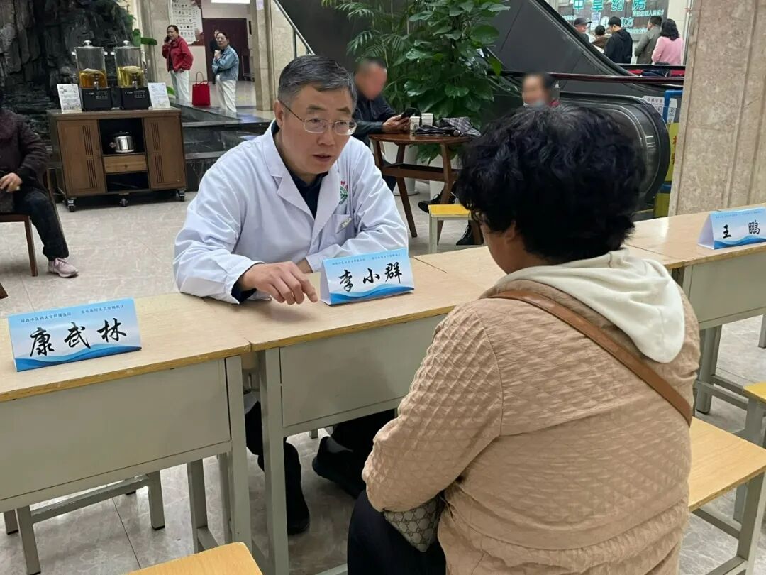 陕中附院开展世界关节炎日主题义诊活动