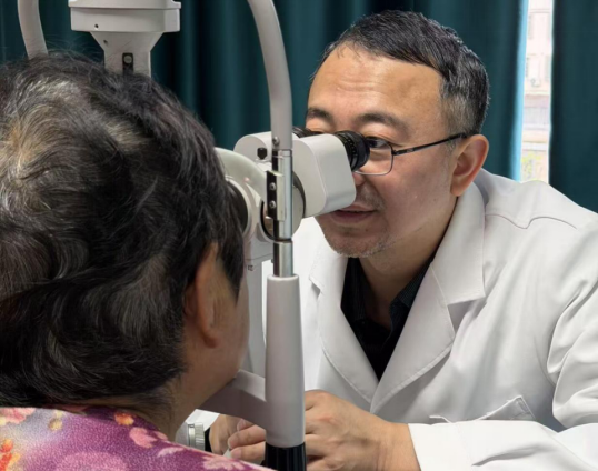 禾叶擦伤引发眼痛视物模糊!老人角膜炎久不愈,原是慢性泪囊炎暗藏隐患