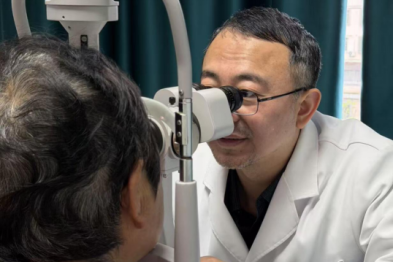 禾叶擦伤引发眼痛视物模糊！老人角膜炎久不愈，原是慢性泪囊炎暗藏隐患