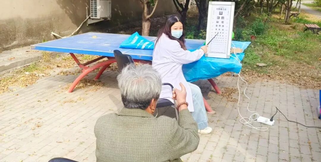 把眼科检查送到村口 北京华厦民众眼科医院受邀走进大兴常各庄村