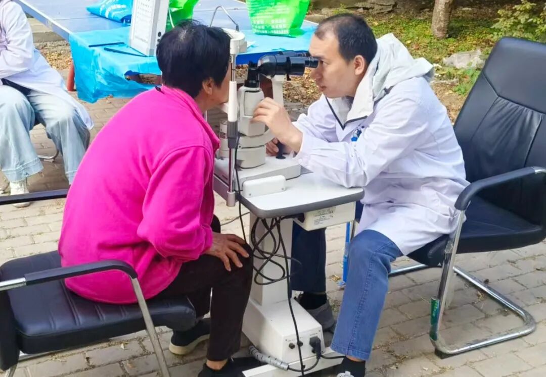 把眼科检查送到村口 北京华厦民众眼科医院受邀走进大兴常各庄村
