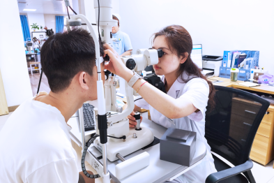 毛巾擦眼后红痒不止，滴眼药水为何不见好