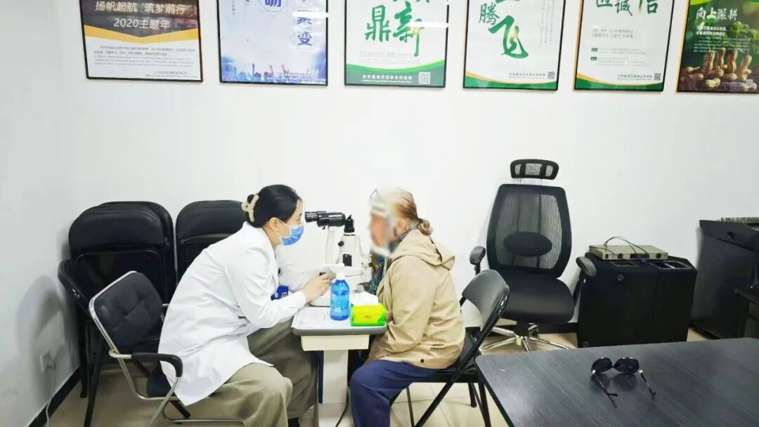 北京华厦民众眼科医院受邀走进福城花园社区开展重阳眼健康筛查