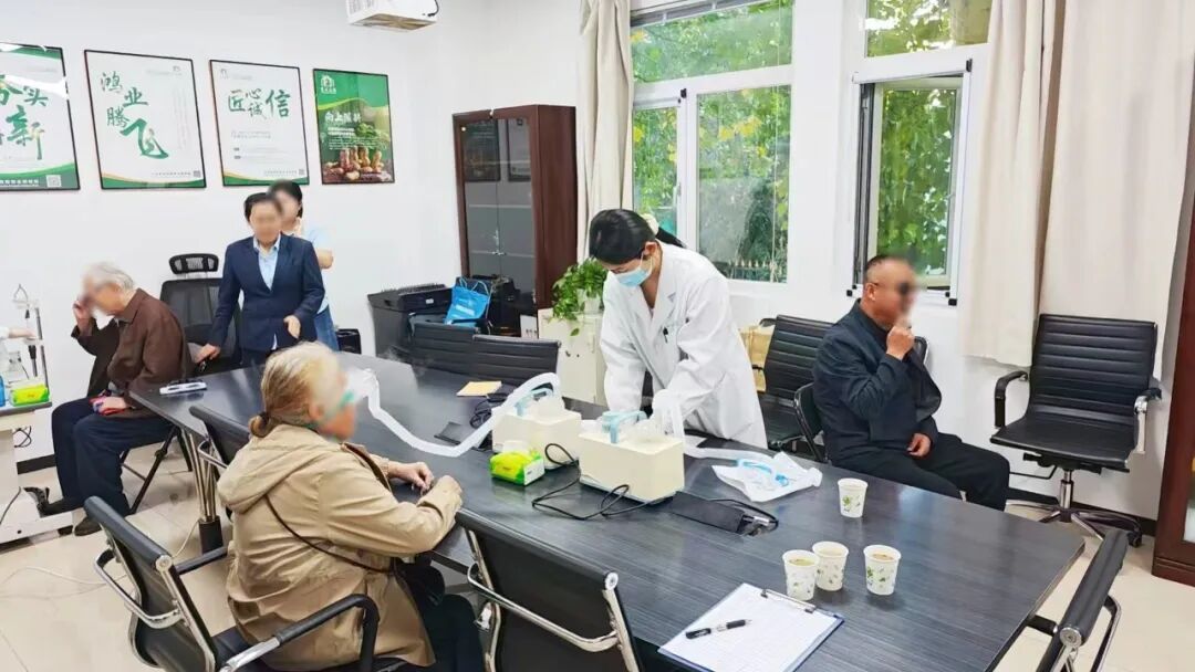 北京华厦民众眼科医院受邀走进福城花园社区开展重阳眼健康筛查