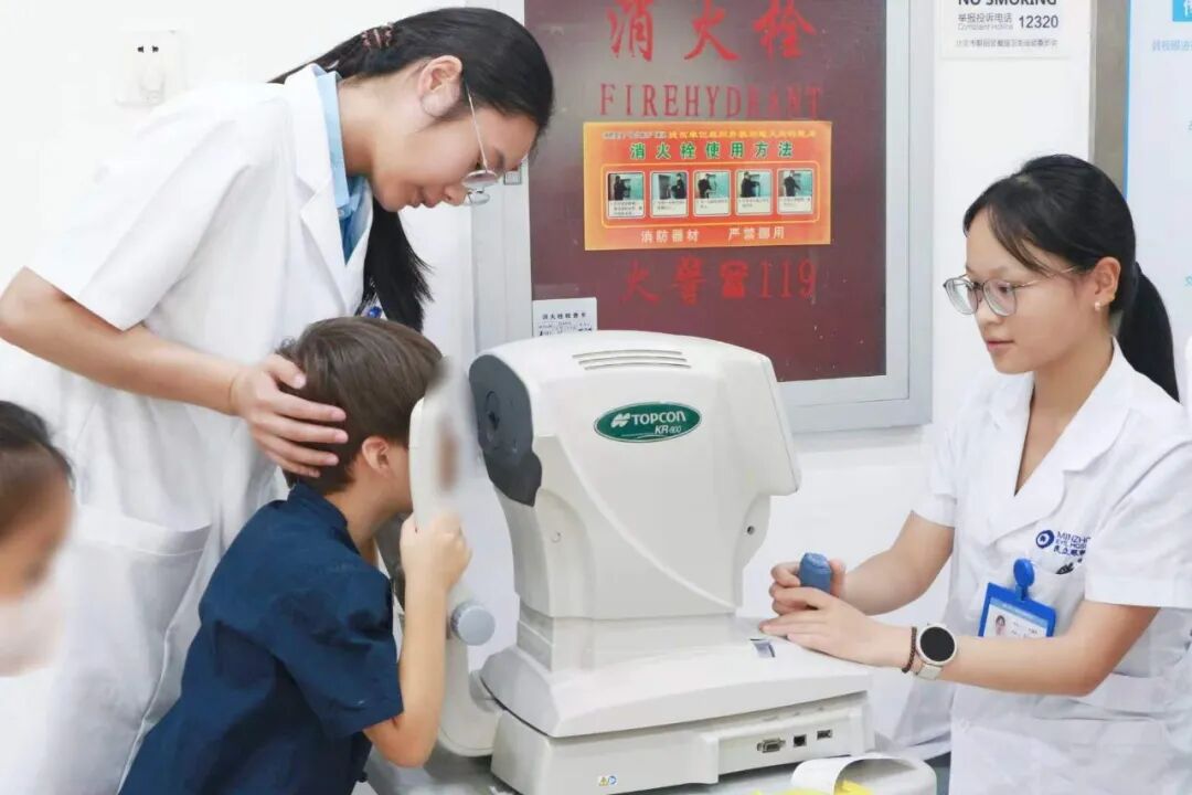 收走孩子手机就够了吗?高度近视防控别漏了「近距离用眼」