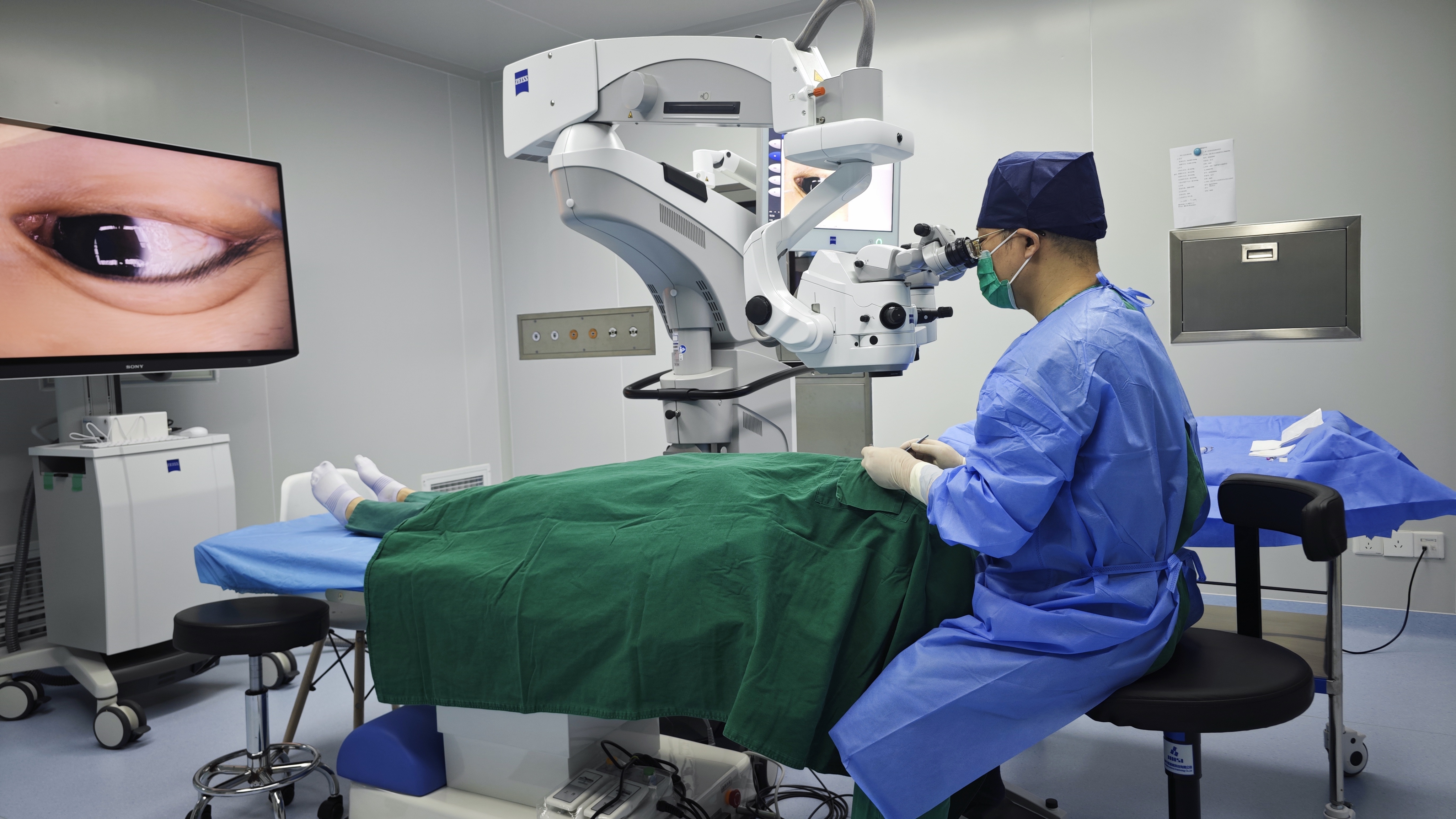 武汉华厦眼科引进蔡司 ARTEVO 800 数字导航 3D 手术显微镜