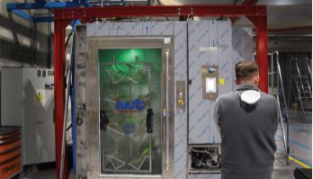 从一台步入式洗笼机，看见隐藏的经济学