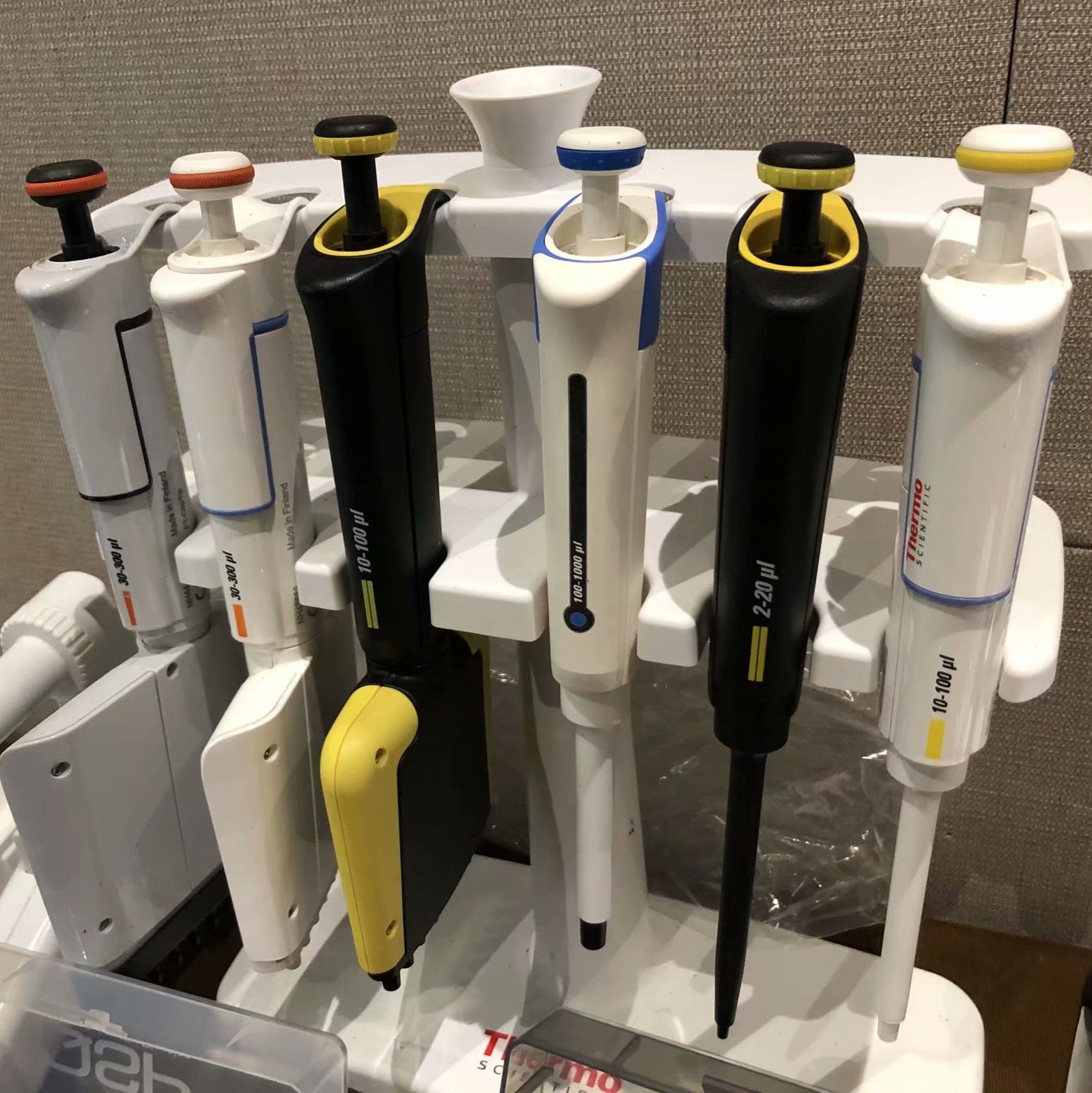 Thermo Fisher货号4701070上海睿安生物Finnpipette F2 GLP移液器套装-4(2-1000μl)上海睿安生物19121878899