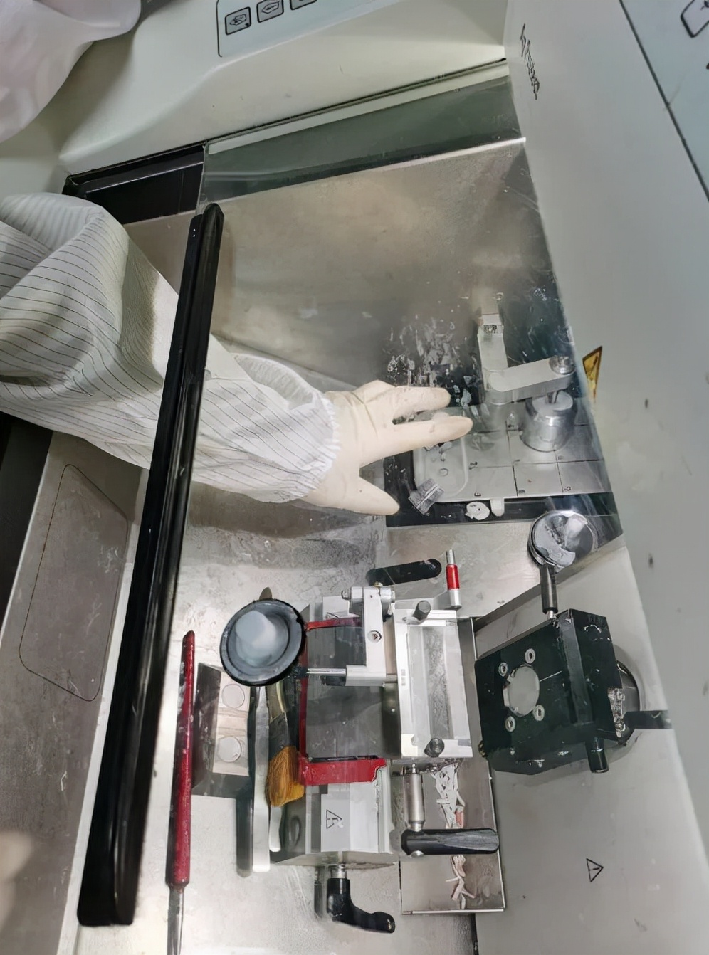 瑞沃德冷冻切片机智能恒温，再也不用半掩玻璃窗切片！