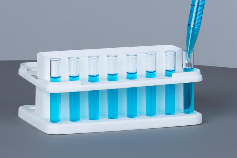 Tubes being filled with a blue liquid and with the PIPETBOY GENIUS