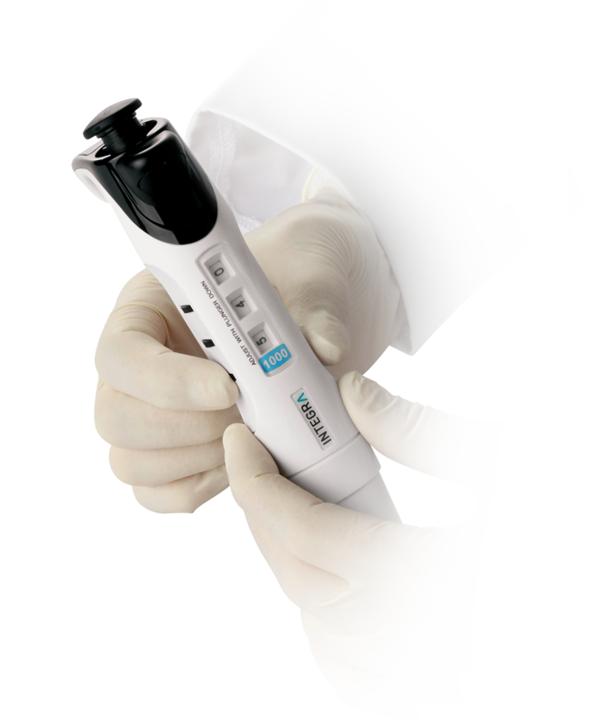 Scientist using the EVOLVE Quick Set Dial design to change volumes on their single channel manual pipette.