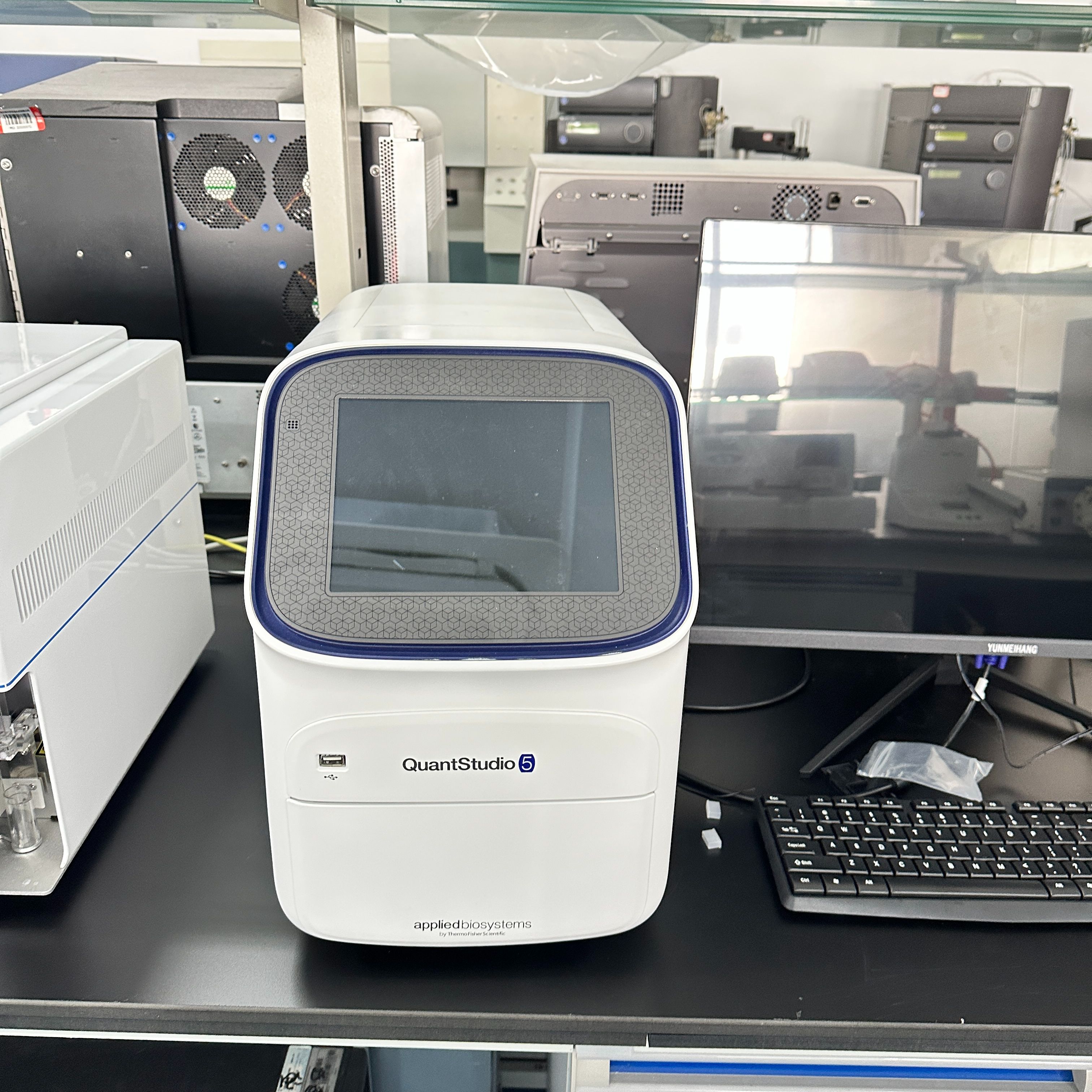 二手ABI赛默飞QuantStudio5实时荧光定量PCR系统96 孔0.2mL台式计算机