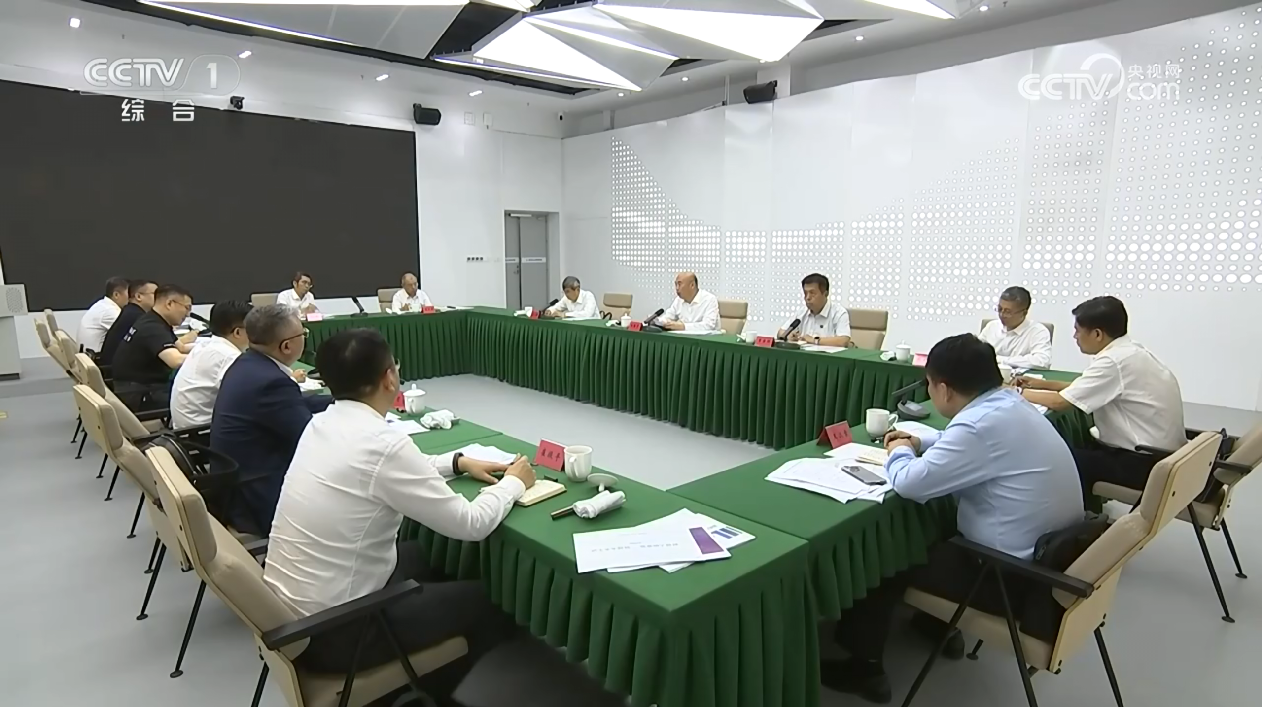 刘国中副总理调研脑机交互与人机共融海河实验室及临床基地