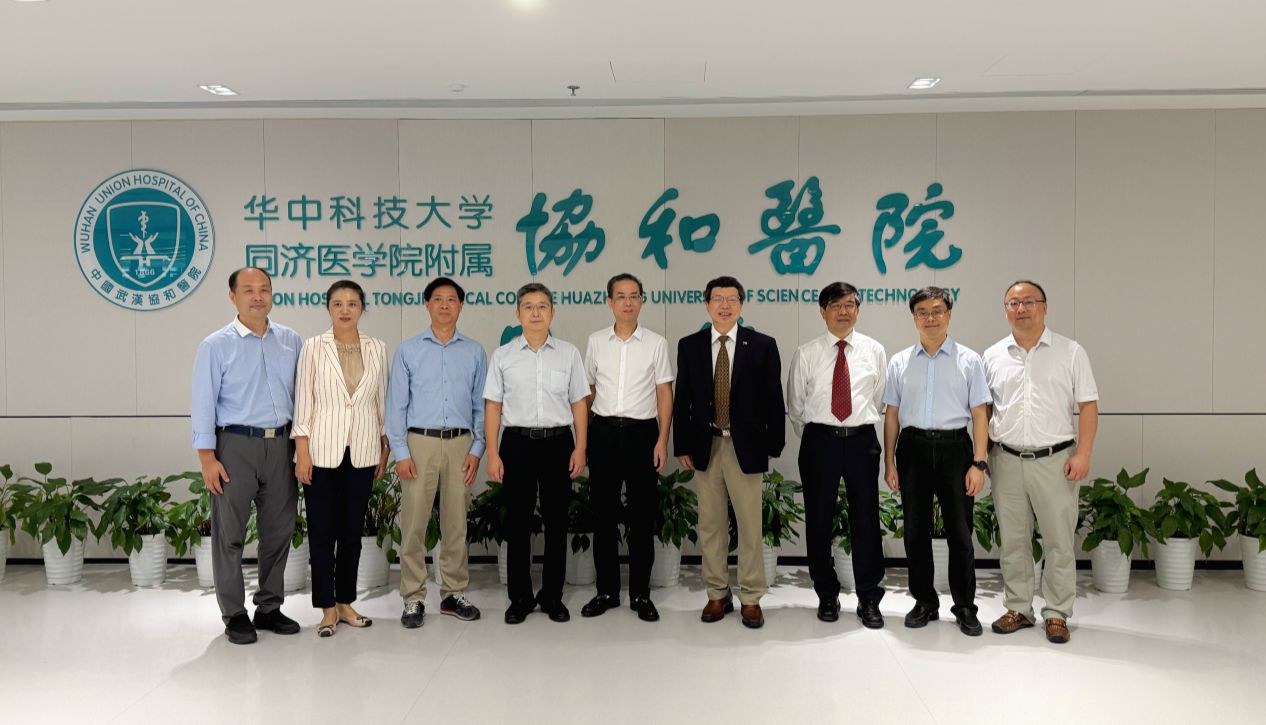 书香赋能临床科研｜夏华向教授赴协和医院金银湖院区开展赠书交流活动
