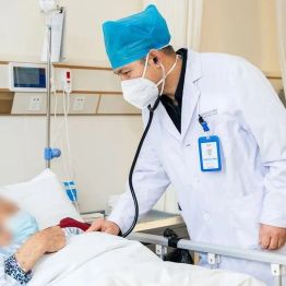 呼吸内科：救治患者  甘愿付出
