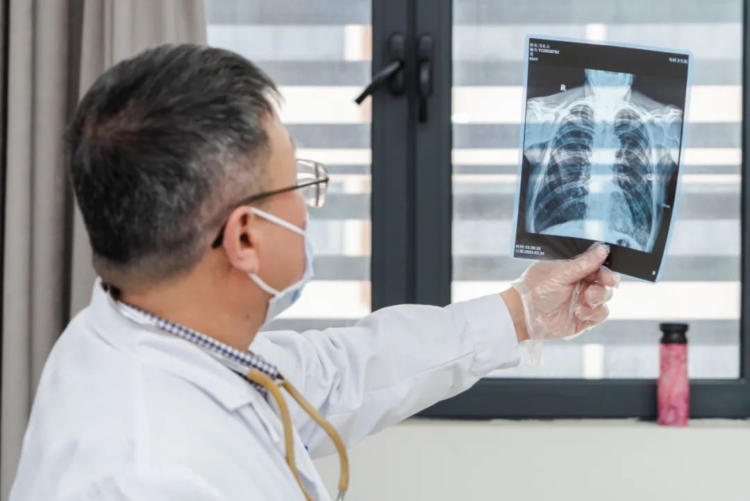 【医生风采】急诊与重症医学科主任胡光荣:守护生命 创造奇迹