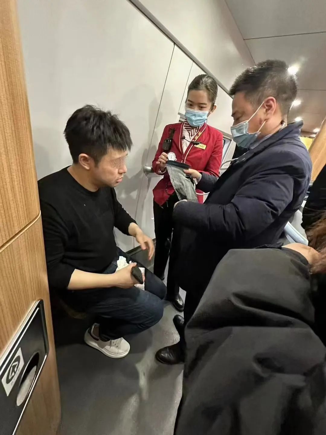 火车上的医疗奇迹！美中宜和医护人员紧急救治乘客，生命接力感人至深