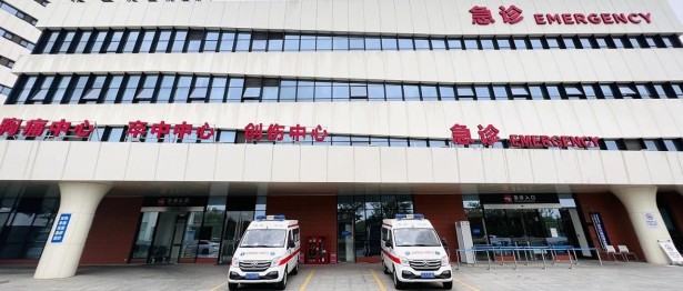 救护车「偶遇」车祸