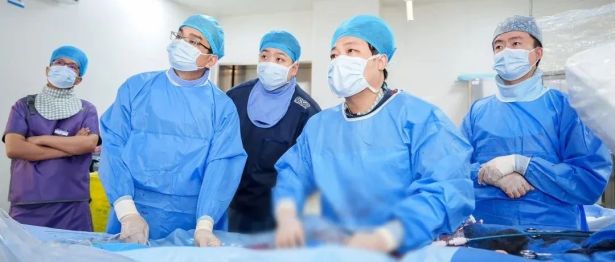 微创拆「弹」！支架巧解腹主动脉瘤危机