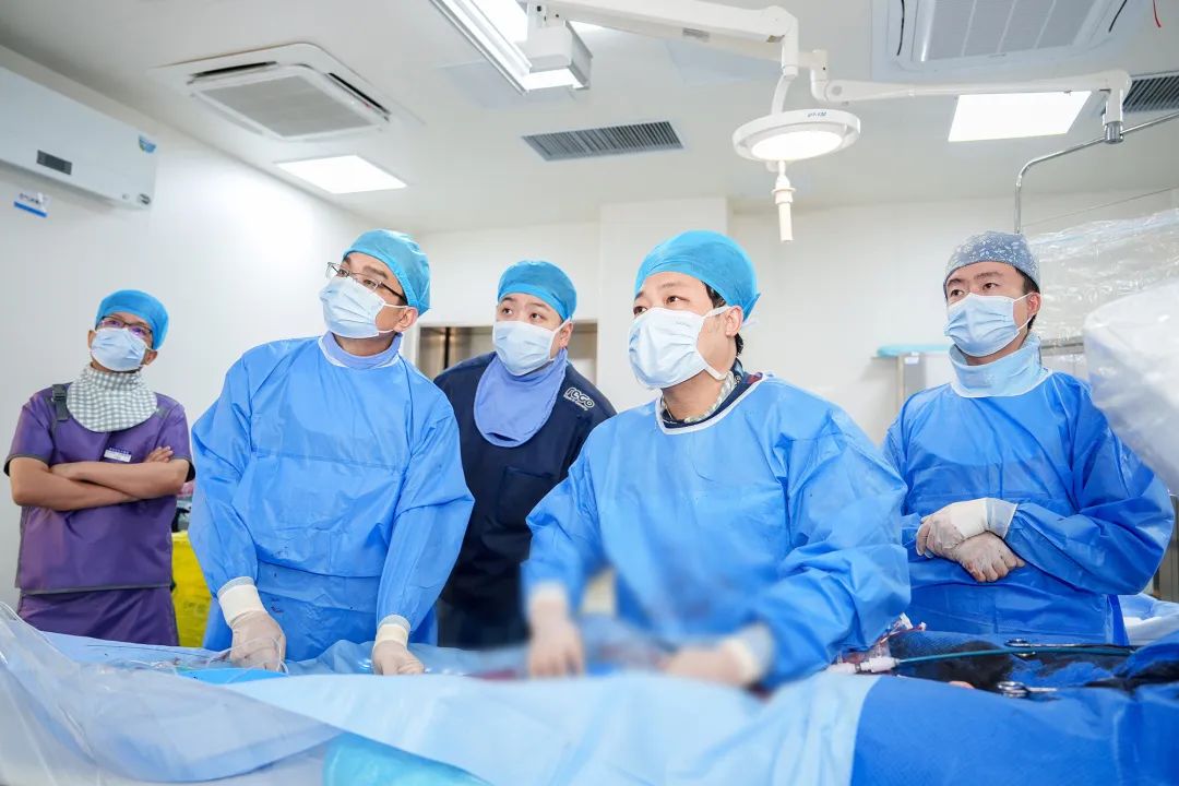微创拆「弹」！支架巧解腹主动脉瘤危机
