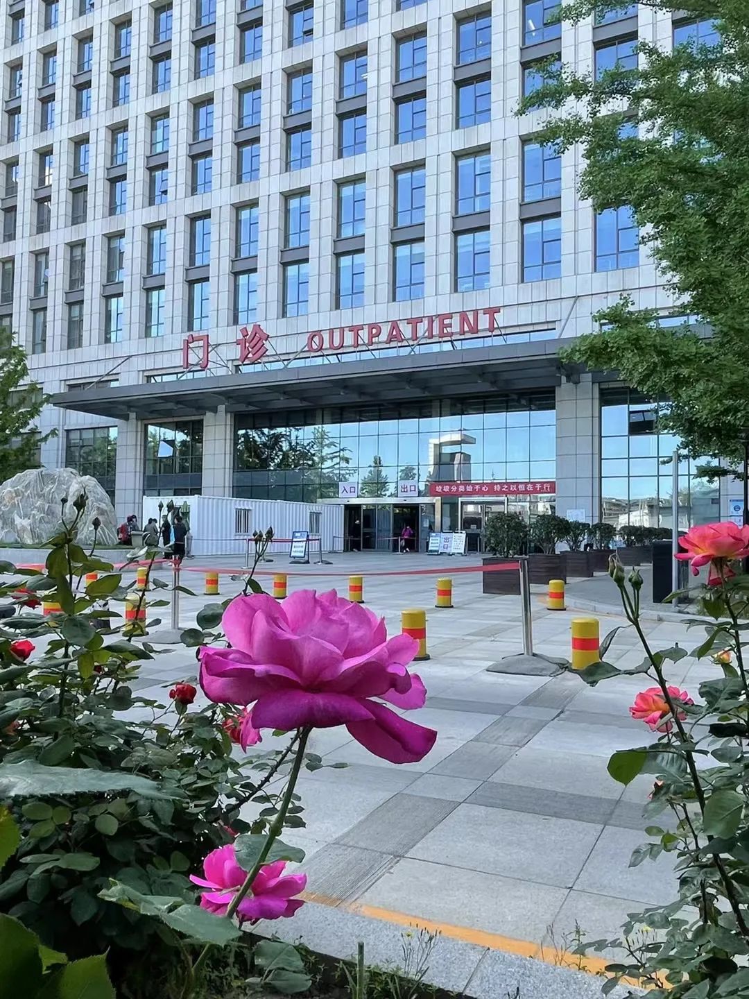 门诊楼前.jpg