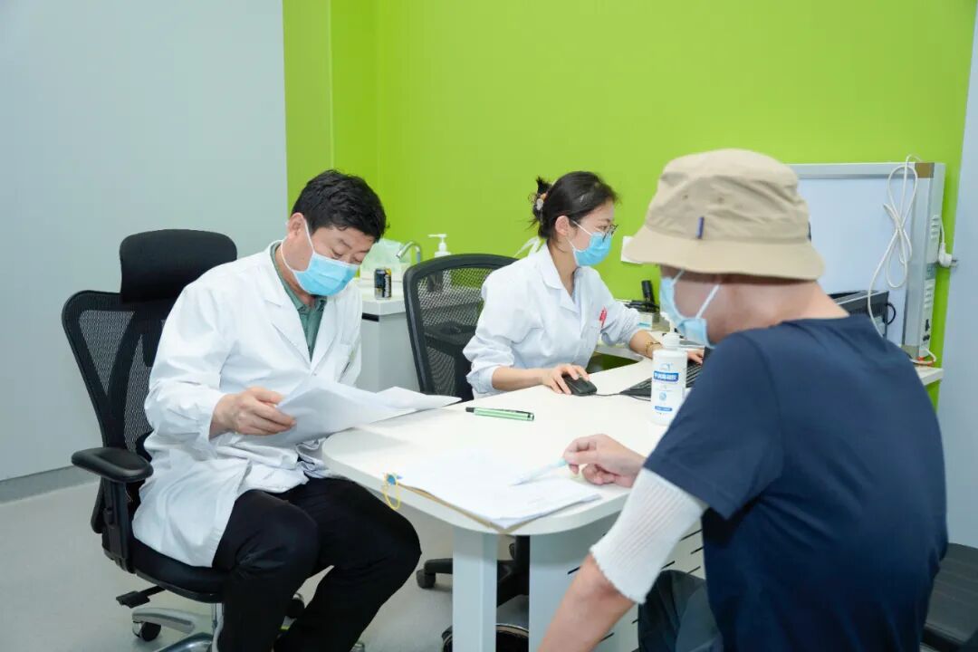 央视点赞的「双向奔赴」:陆道培医院守护的白血病少年考上「985」,还给了社会一份温暖的答卷